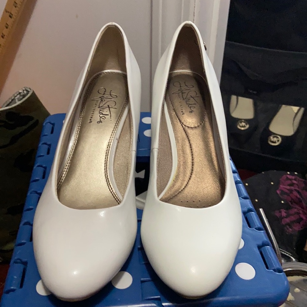 Life Stride all White size 9 stiletto
